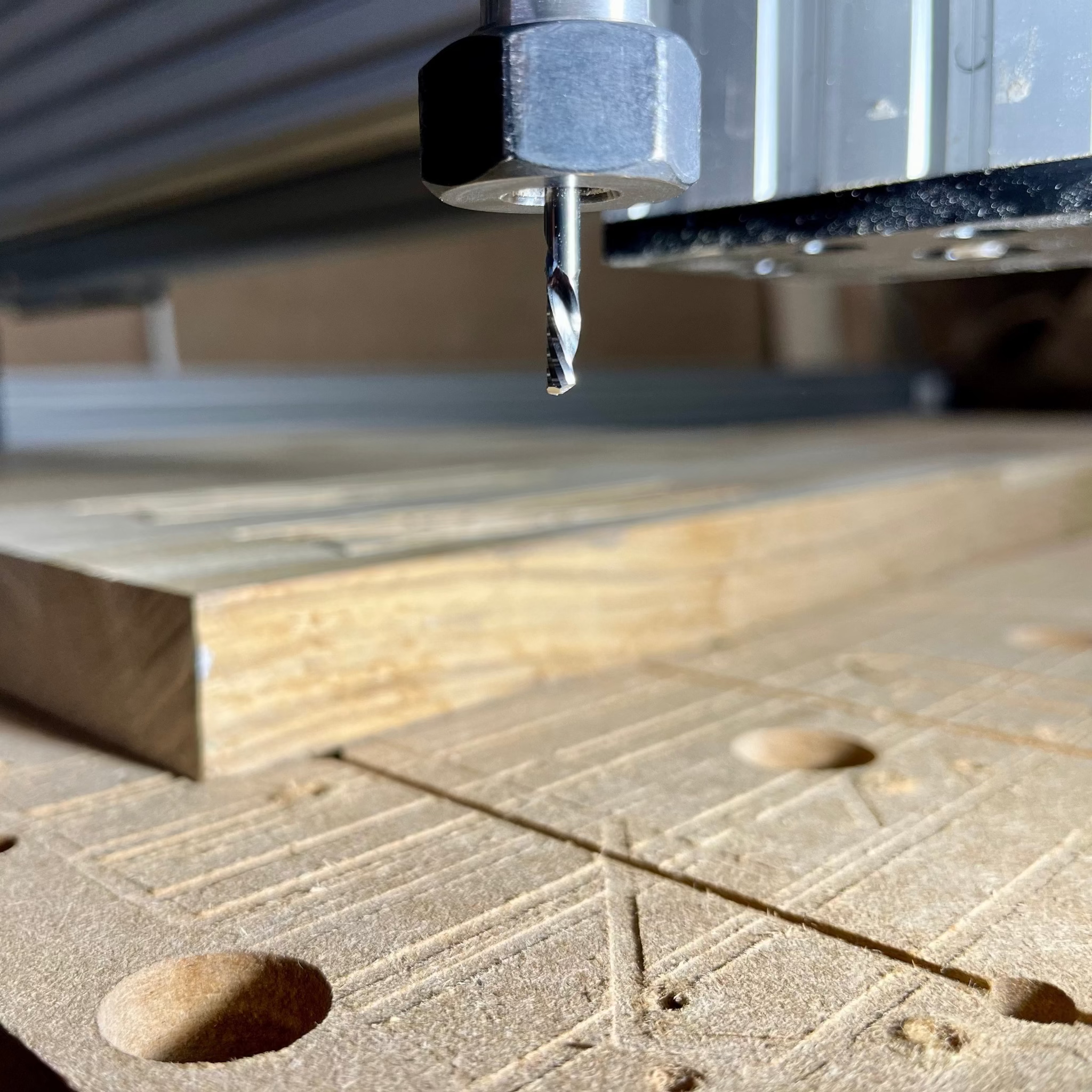 Effektiv nedspiralfräs för CNC: pressar spån nedåt, minskar flisor och ger fin finish på ovansidan. Passar trä, plywood, MDF och ACM.