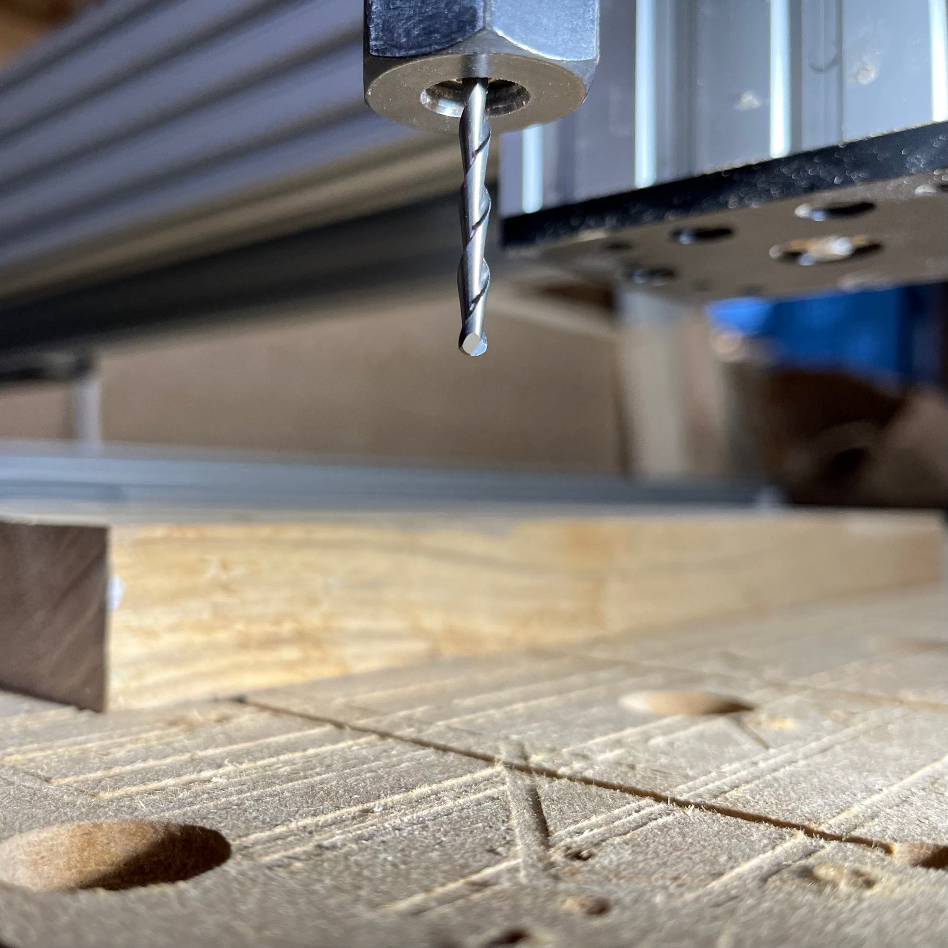 Perfekt för 3D‑gravyr och bokstäver med CNC-maskin. Ger fin ytfinish i MDF, hårda och mjuka träslag samt plast som ABS och akryl.