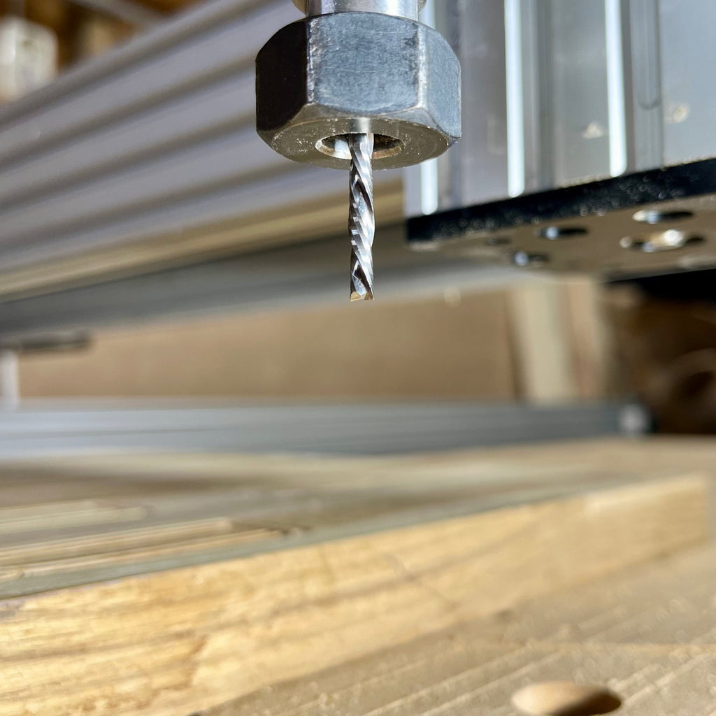 Idealisk till ytligt arbete och dekorativa spår i träskivor, hårt och mjukt trä och plywood. Minskar behovet av att slipa efter CNC-fräsningen