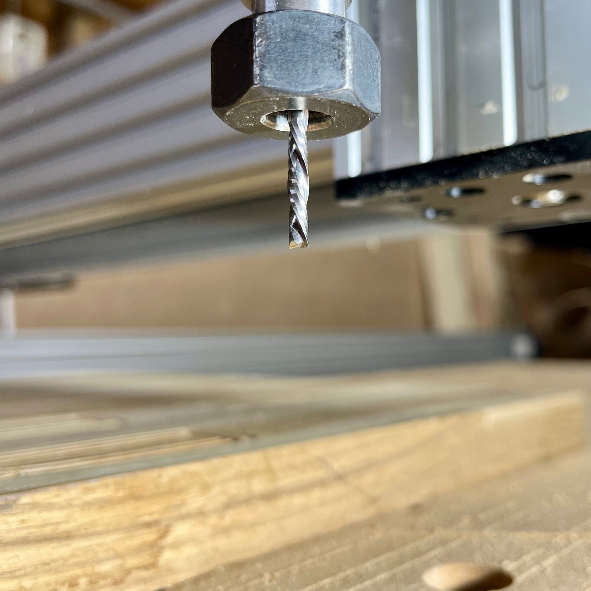 Idealisk till ytligt arbete och dekorativa spår i träskivor, hårt och mjukt trä och plywood. Minskar behovet av att slipa efter CNC-fräsningen