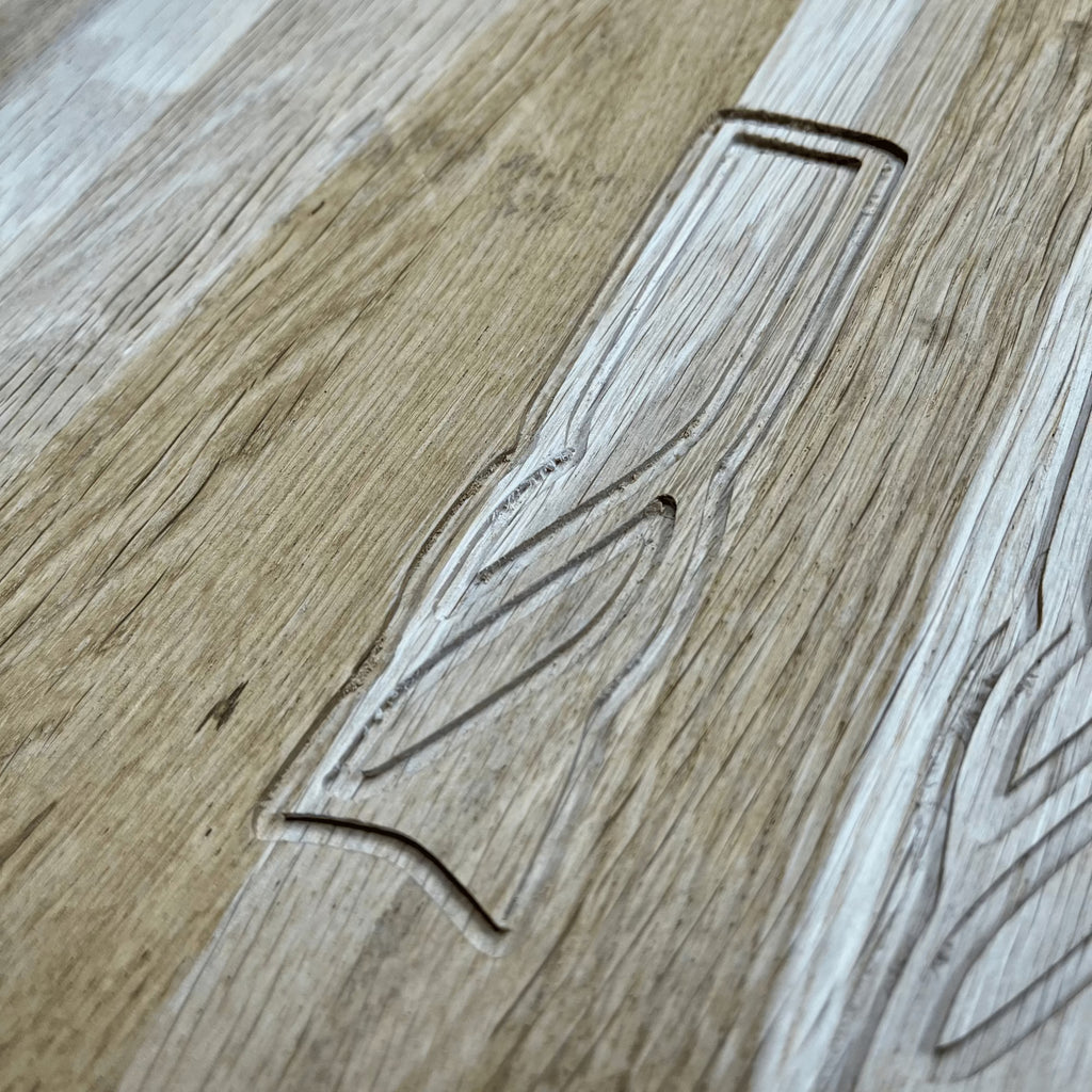 2‑skärig nedspiralfräs som pressar spån nedåt för ren ovansida. Passar hårt och mjukt trä, plywood, MDF och träskivor med ytfinish. Bra för gravyr och mönster. 