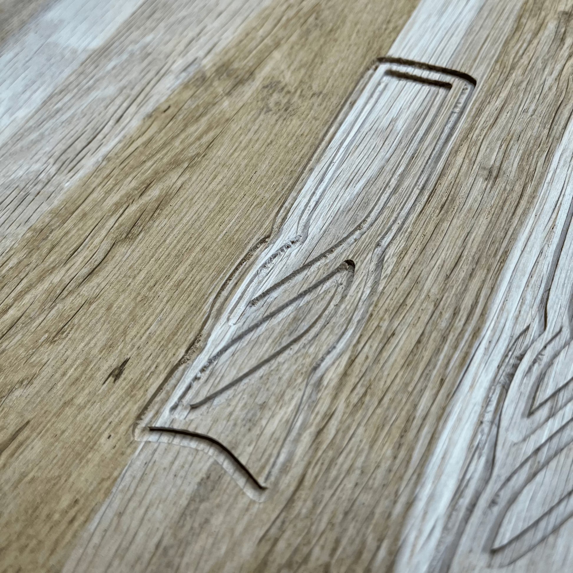 2‑skärig nedspiralfräs som pressar spån nedåt för ren ovansida. Passar hårt och mjukt trä, plywood, MDF och träskivor med ytfinish. Bra för gravyr och mönster. 