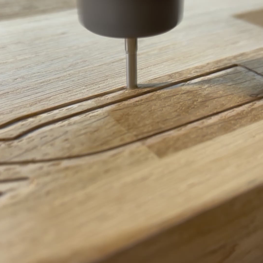 Nedspiralfräs med en skäregg för ren ovansida vid gravyr och ytligt arbete. Bra för trä, MDF, plywood och ACM. Testad i egen verkstad.